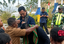 Dirut Perum Bulog Tiba di Alor Bersama Adriano Padama, Distribusikan Beras Murah Rp12.500 per Kilogram hingga Desa-desa Dirut Perum Bulog ketika tiba di Desa Fuisama Kecamatan Alor Tengah Utara Kabupaten Alor, Jumat 7 Agustus 2026. (Foto: tangkapan layar akun Facebook Boy Aboy).