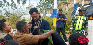 Dirut Perum Bulog Tiba di Alor Bersama Adriano Padama, Distribusikan Beras Murah Rp12.500 per Kilogram hingga Desa-desa Dirut Perum Bulog ketika tiba di Desa Fuisama Kecamatan Alor Tengah Utara Kabupaten Alor, Jumat 7 Agustus 2026. (Foto: tangkapan layar akun Facebook Boy Aboy).