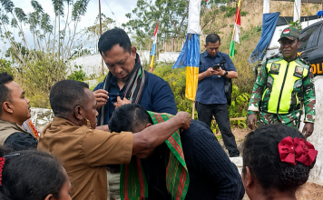Dirut Perum Bulog Tiba di Alor Bersama Adriano Padama, Distribusikan Beras Murah Rp12.500 per Kilogram hingga Desa-desa Dirut Perum Bulog ketika tiba di Desa Fuisama Kecamatan Alor Tengah Utara Kabupaten Alor, Jumat 7 Agustus 2026. (Foto: tangkapan layar akun Facebook Boy Aboy).