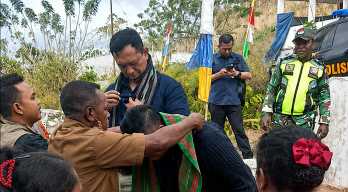 Dirut Perum Bulog Tiba di Alor Bersama Adriano Padama, Distribusikan Beras Murah Rp12.500 per Kilogram hingga Desa-desa Dirut Perum Bulog ketika tiba di Desa Fuisama Kecamatan Alor Tengah Utara Kabupaten Alor, Jumat 7 Agustus 2026. (Foto: tangkapan layar akun Facebook Boy Aboy).
