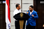 Mentan Amran Bangga pada Kritik Mahasiswa Undip Adriano Padama soal Harga Beras Mahal di Pulau Alor Mahasiswa UNDIP Semarang, Adriano Padama ketika berdialog dengan Mentan RI Andi Amran Sulaiman soal harga beras mahal di Kabupaten Alor. (Foto: doc tribuanapos.net).