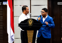Mentan Amran Bangga pada Kritik Mahasiswa Undip Adriano Padama soal Harga Beras Mahal di Pulau Alor Mahasiswa UNDIP Semarang, Adriano Padama ketika berdialog dengan Mentan RI Andi Amran Sulaiman soal harga beras mahal di Kabupaten Alor. (Foto: doc tribuanapos.net).