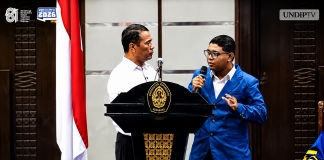 Mentan Amran Bangga pada Kritik Mahasiswa Undip Adriano Padama soal Harga Beras Mahal di Pulau Alor Mahasiswa UNDIP Semarang, Adriano Padama ketika berdialog dengan Mentan RI Andi Amran Sulaiman soal harga beras mahal di Kabupaten Alor. (Foto: doc tribuanapos.net).