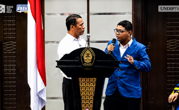 Mentan Amran Bangga pada Kritik Mahasiswa Undip Adriano Padama soal Harga Beras Mahal di Pulau Alor Mahasiswa UNDIP Semarang, Adriano Padama ketika berdialog dengan Mentan RI Andi Amran Sulaiman soal harga beras mahal di Kabupaten Alor. (Foto: doc tribuanapos.net).