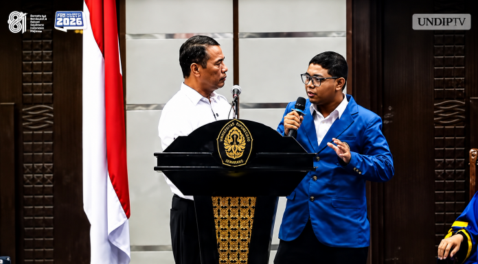 Mentan Amran Bangga pada Kritik Mahasiswa Undip Adriano Padama soal Harga Beras Mahal di Pulau Alor Mahasiswa UNDIP Semarang, Adriano Padama ketika berdialog dengan Mentan RI Andi Amran Sulaiman soal harga beras mahal di Kabupaten Alor. (Foto: doc tribuanapos.net).