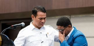 Kampung Mahasiswa UNDIP Adriano Padama Masih Tanpa Listrik, Saatnya Menteri ESDM dan Direktur Utama PLN Datang ke Pureman Mahasiswa UNDIP Adriano Padama ketika menangis di hadapan Menteri Pertanian Andi Amran Sulaiman mengenai harga beras mahal di Pulau Alor. Dialog itu berlangsung ketika Mentan Andi Amran menjadi pembicara dalam acara penerimaan Mahasiswa Baru UNDIP, Kamis (6/8) di Semarang. (Foto: doc trubuanapos.net).