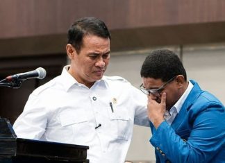 Kampung Mahasiswa UNDIP Adriano Padama Masih Tanpa Listrik, Saatnya Menteri ESDM dan Direktur Utama PLN Datang ke Pureman Mahasiswa UNDIP Adriano Padama ketika menangis di hadapan Menteri Pertanian Andi Amran Sulaiman mengenai harga beras mahal di Pulau Alor. Dialog itu berlangsung ketika Mentan Andi Amran menjadi pembicara dalam acara penerimaan Mahasiswa Baru UNDIP, Kamis (6/8) di Semarang. (Foto: doc trubuanapos.net).