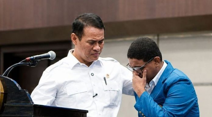 Kampung Mahasiswa UNDIP Adriano Padama Masih Tanpa Listrik, Saatnya Menteri ESDM dan Direktur Utama PLN Datang ke Pureman Mahasiswa UNDIP Adriano Padama ketika menangis di hadapan Menteri Pertanian Andi Amran Sulaiman mengenai harga beras mahal di Pulau Alor. Dialog itu berlangsung ketika Mentan Andi Amran menjadi pembicara dalam acara penerimaan Mahasiswa Baru UNDIP, Kamis (6/8) di Semarang. (Foto: doc trubuanapos.net).