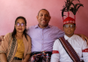 Ayah Adriano Padama: Saya Kaget, Sedih, Kagum Melihat Anak Saya Bicara dengan Mentan Adriano Padama (ujung kanan) foto bersama ayahnya, Semuel Padama, S.Sos dan ibunya, Ady Irma Retebana, S.Pt. (Foto: doc tribuanapos.net).