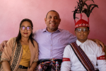 Ayah Adriano Padama: Saya Kaget, Sedih, Kagum Melihat Anak Saya Bicara dengan Mentan Adriano Padama (ujung kanan) foto bersama ayahnya, Semuel Padama, S.Sos dan ibunya, Ady Irma Retebana, S.Pt. (Foto: doc tribuanapos.net).
