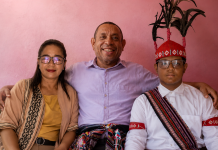 Ayah Adriano Padama: Saya Kaget, Sedih, Kagum Melihat Anak Saya Bicara dengan Mentan Adriano Padama (ujung kanan) foto bersama ayahnya, Semuel Padama, S.Sos dan ibunya, Ady Irma Retebana, S.Pt. (Foto: doc tribuanapos.net).