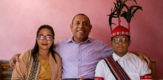Ayah Adriano Padama: Saya Kaget, Sedih, Kagum Melihat Anak Saya Bicara dengan Mentan Adriano Padama (ujung kanan) foto bersama ayahnya, Semuel Padama, S.Sos dan ibunya, Ady Irma Retebana, S.Pt. (Foto: doc tribuanapos.net).