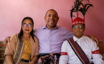 Ayah Adriano Padama: Saya Kaget, Sedih, Kagum Melihat Anak Saya Bicara dengan Mentan Adriano Padama (ujung kanan) foto bersama ayahnya, Semuel Padama, S.Sos dan ibunya, Ady Irma Retebana, S.Pt. (Foto: doc tribuanapos.net).