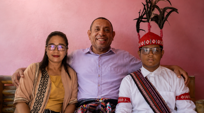 Ayah Adriano Padama: Saya Kaget, Sedih, Kagum Melihat Anak Saya Bicara dengan Mentan Adriano Padama (ujung kanan) foto bersama ayahnya, Semuel Padama, S.Sos dan ibunya, Ady Irma Retebana, S.Pt. (Foto: doc tribuanapos.net).