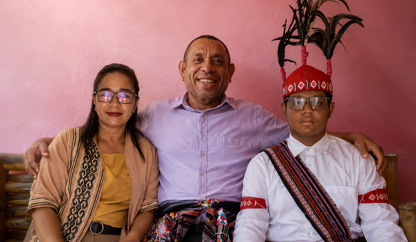 Adriano Padama (ujung kanan) foto bersama ayahnya, Semuel Padama, S.Sos dan ibunya, Ady Irma Retebana, S.Pt. (Foto: doc tribuanapos.net). Adriano Padama (ujung kanan) foto bersama ayahnya, Semuel Padama, S.Sos dan ibunya, Ady Irma Retebana, S.Pt. (Foto: doc tribuanapos.net).