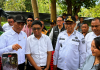 Suara Adriano Padama dari UNDIP Mengantar Mentan Amran ke Alor, Janji Bantuan 30 Miliar dan Tekan Kemiskinan hingga 5 Persen Menteri Pertanian RI, Andi Amran Sulaiman (baju putih ujung kiri) dan Adriano Padama (kedua kiri), bersama Wakil Bupati Alor dan Wakil Gubernur NTT berdialog dengan petani di Desa Fanating Kecamatan Teluk Mutiara, Sabtu (8/8). (Foto: Biro Administrasi Seta NTT/Odji).