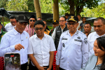 Suara Adriano Padama dari UNDIP Mengantar Mentan Amran ke Alor, Janji Bantuan 30 Miliar dan Tekan Kemiskinan hingga 5 Persen Menteri Pertanian RI, Andi Amran Sulaiman (baju putih ujung kiri) dan Adriano Padama (kedua kiri), bersama Wakil Bupati Alor dan Wakil Gubernur NTT berdialog dengan petani di Desa Fanating Kecamatan Teluk Mutiara, Sabtu (8/8). (Foto: Biro Administrasi Seta NTT/Odji).