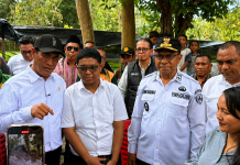 Suara Adriano Padama dari UNDIP Mengantar Mentan Amran ke Alor, Janji Bantuan 30 Miliar dan Tekan Kemiskinan hingga 5 Persen Menteri Pertanian RI, Andi Amran Sulaiman (baju putih ujung kiri) dan Adriano Padama (kedua kiri), bersama Wakil Bupati Alor dan Wakil Gubernur NTT berdialog dengan petani di Desa Fanating Kecamatan Teluk Mutiara, Sabtu (8/8). (Foto: Biro Administrasi Seta NTT/Odji).