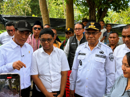 Suara Adriano Padama dari UNDIP Mengantar Mentan Amran ke Alor, Janji Bantuan 30 Miliar dan Tekan Kemiskinan hingga 5 Persen Menteri Pertanian RI, Andi Amran Sulaiman (baju putih ujung kiri) dan Adriano Padama (kedua kiri), bersama Wakil Bupati Alor dan Wakil Gubernur NTT berdialog dengan petani di Desa Fanating Kecamatan Teluk Mutiara, Sabtu (8/8). (Foto: Biro Administrasi Seta NTT/Odji).