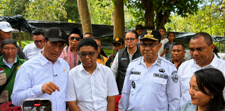 Suara Adriano Padama dari UNDIP Mengantar Mentan Amran ke Alor, Janji Bantuan 30 Miliar dan Tekan Kemiskinan hingga 5 Persen Menteri Pertanian RI, Andi Amran Sulaiman (baju putih ujung kiri) dan Adriano Padama (kedua kiri), bersama Wakil Bupati Alor dan Wakil Gubernur NTT berdialog dengan petani di Desa Fanating Kecamatan Teluk Mutiara, Sabtu (8/8). (Foto: Biro Administrasi Seta NTT/Odji).