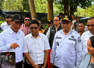 Suara Adriano Padama dari UNDIP Mengantar Mentan Amran ke Alor, Janji Bantuan 30 Miliar dan Tekan Kemiskinan hingga 5 Persen Menteri Pertanian RI, Andi Amran Sulaiman (baju putih ujung kiri) dan Adriano Padama (kedua kiri), bersama Wakil Bupati Alor dan Wakil Gubernur NTT berdialog dengan petani di Desa Fanating Kecamatan Teluk Mutiara, Sabtu (8/8). (Foto: Biro Administrasi Seta NTT/Odji).