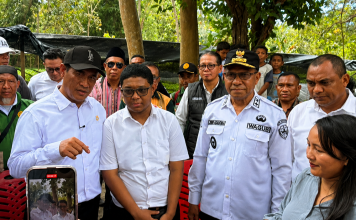 Suara Adriano Padama dari UNDIP Mengantar Mentan Amran ke Alor, Janji Bantuan 30 Miliar dan Tekan Kemiskinan hingga 5 Persen Menteri Pertanian RI, Andi Amran Sulaiman (baju putih ujung kiri) dan Adriano Padama (kedua kiri), bersama Wakil Bupati Alor dan Wakil Gubernur NTT berdialog dengan petani di Desa Fanating Kecamatan Teluk Mutiara, Sabtu (8/8). (Foto: Biro Administrasi Seta NTT/Odji).