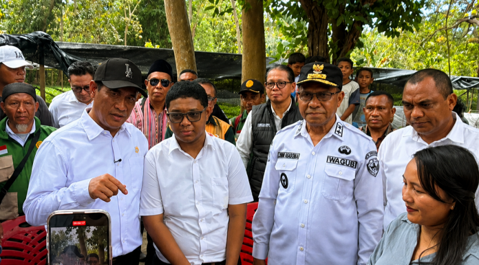 Suara Adriano Padama dari UNDIP Mengantar Mentan Amran ke Alor, Janji Bantuan 30 Miliar dan Tekan Kemiskinan hingga 5 Persen Menteri Pertanian RI, Andi Amran Sulaiman (baju putih ujung kiri) dan Adriano Padama (kedua kiri), bersama Wakil Bupati Alor dan Wakil Gubernur NTT berdialog dengan petani di Desa Fanating Kecamatan Teluk Mutiara, Sabtu (8/8). (Foto: Biro Administrasi Seta NTT/Odji).