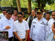 Suara Adriano Padama dari UNDIP Mengantar Mentan Amran ke Alor, Janji Bantuan 30 Miliar dan Tekan Kemiskinan hingga 5 Persen Menteri Pertanian RI, Andi Amran Sulaiman (baju putih ujung kiri) dan Adriano Padama (kedua kiri), bersama Wakil Bupati Alor dan Wakil Gubernur NTT berdialog dengan petani di Desa Fanating Kecamatan Teluk Mutiara, Sabtu (8/8). (Foto: Biro Administrasi Seta NTT/Odji).
