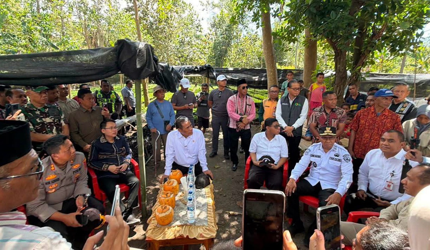 Mentan Andi Amran Sulaiman berdialog dengan Petani Desa Fanating Kecamatan Teluk Mutiara, Sabtu (8/8). (Foto: Biro Administrasi Seta NTT/Odji). 