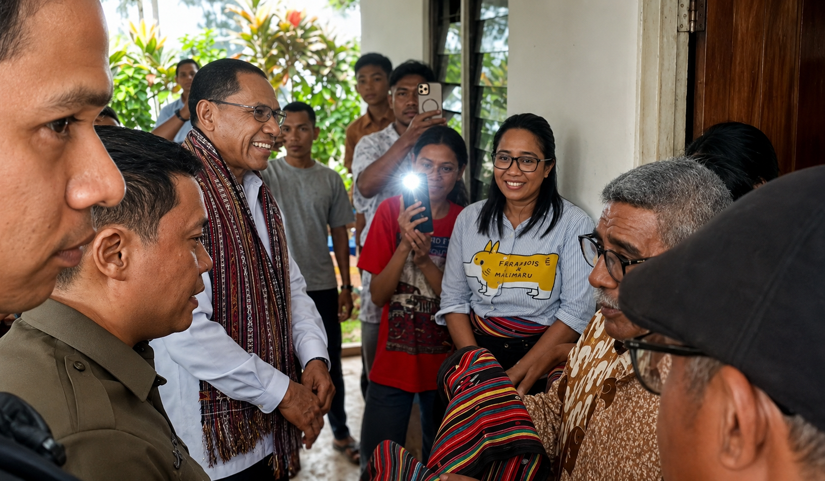 Opa Adriano Padama, Hans Retebana (kanan) mengalungkan selendang adat Alor kepada Wakil Gubernur NTT Johni Asadoma dan Wakil Bupati Alor Rocky Winaryo yang berkunjung ke rumah Adriano, Sabtu (8/8) di Jembatan Hitam, Alor. (Foto: doc tribuanapos.net/dm).