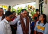 Berani Bersuara di Depan Mentan, Mahasiswa UNDIP Adriano Padama Dapat Apresiasi Beasiswa dari Wagub NTT dan Wabup Alor Wakil Gubernur NTT Johni Asadoma (tengah) memeluk erat Adriano Padama di hadapan ibundanya, Ady Irma Retebana saat berkunjung ke rumah Adriano, Sabtu (8/8) di Jembatan Hitam, Alor. (Foto: doc tribuanapos.net/dm).