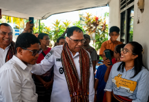 Berani Bersuara di Depan Mentan, Mahasiswa UNDIP Adriano Padama Dapat Apresiasi Beasiswa dari Wagub NTT dan Wabup Alor Wakil Gubernur NTT Johni Asadoma (tengah) memeluk erat Adriano Padama di hadapan ibundanya, Ady Irma Retebana saat berkunjung ke rumah Adriano, Sabtu (8/8) di Jembatan Hitam, Alor. (Foto: doc tribuanapos.net/dm).