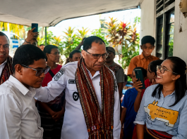 Berani Bersuara di Depan Mentan, Mahasiswa UNDIP Adriano Padama Dapat Apresiasi Beasiswa dari Wagub NTT dan Wabup Alor Wakil Gubernur NTT Johni Asadoma (tengah) memeluk erat Adriano Padama di hadapan ibundanya, Ady Irma Retebana saat berkunjung ke rumah Adriano, Sabtu (8/8) di Jembatan Hitam, Alor. (Foto: doc tribuanapos.net/dm).