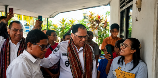 Berani Bersuara di Depan Mentan, Mahasiswa UNDIP Adriano Padama Dapat Apresiasi Beasiswa dari Wagub NTT dan Wabup Alor Wakil Gubernur NTT Johni Asadoma (tengah) memeluk erat Adriano Padama di hadapan ibundanya, Ady Irma Retebana saat berkunjung ke rumah Adriano, Sabtu (8/8) di Jembatan Hitam, Alor. (Foto: doc tribuanapos.net/dm).