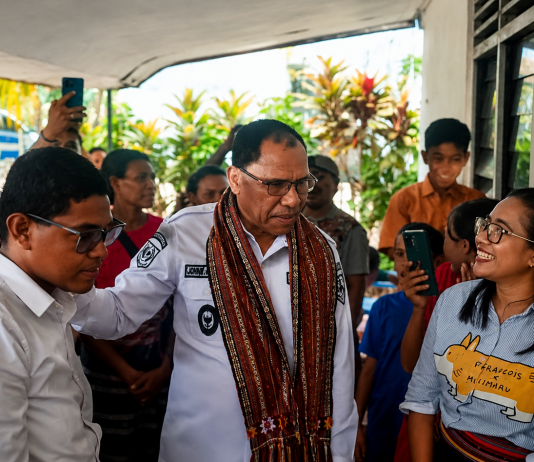 Berani Bersuara di Depan Mentan, Mahasiswa UNDIP Adriano Padama Dapat Apresiasi Beasiswa dari Wagub NTT dan Wabup Alor Wakil Gubernur NTT Johni Asadoma (tengah) memeluk erat Adriano Padama di hadapan ibundanya, Ady Irma Retebana saat berkunjung ke rumah Adriano, Sabtu (8/8) di Jembatan Hitam, Alor. (Foto: doc tribuanapos.net/dm).