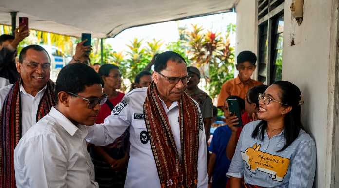 Berani Bersuara di Depan Mentan, Mahasiswa UNDIP Adriano Padama Dapat Apresiasi Beasiswa dari Wagub NTT dan Wabup Alor Wakil Gubernur NTT Johni Asadoma (tengah) memeluk erat Adriano Padama di hadapan ibundanya, Ady Irma Retebana saat berkunjung ke rumah Adriano, Sabtu (8/8) di Jembatan Hitam, Alor. (Foto: doc tribuanapos.net/dm).