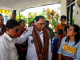 Berani Bersuara di Depan Mentan, Mahasiswa UNDIP Adriano Padama Dapat Apresiasi Beasiswa dari Wagub NTT dan Wabup Alor Wakil Gubernur NTT Johni Asadoma (tengah) memeluk erat Adriano Padama di hadapan ibundanya, Ady Irma Retebana saat berkunjung ke rumah Adriano, Sabtu (8/8) di Jembatan Hitam, Alor. (Foto: doc tribuanapos.net/dm).