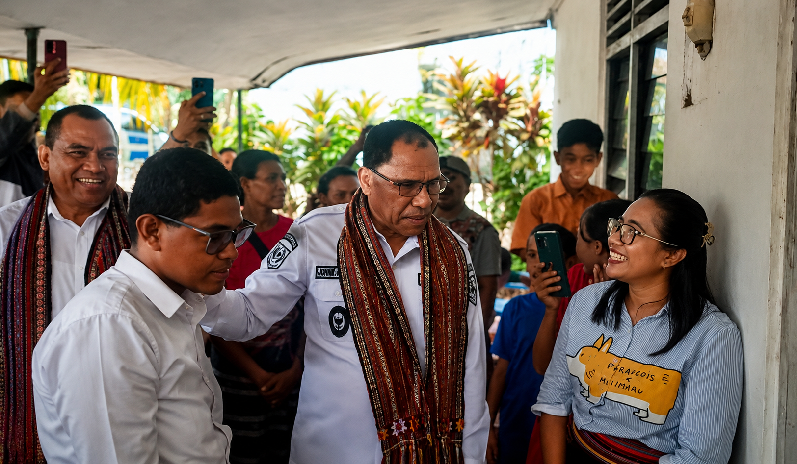 Wakil Gubernur NTT Johni Asadoma (tengah) memeluk erat Adriano Padama di hadapan ibundanya, Ady Irma Retebana saat berkunjung ke rumah Adriano, Sabtu (8/8) di Jembatan Hitam, Alor. (Foto: doc tribuanapos.net/dm). Wakil Gubernur NTT Johni Asadoma (tengah) memeluk erat Adriano Padama di hadapan ibundanya, Ady Irma Retebana saat berkunjung ke rumah Adriano, Sabtu (8/8) di Jembatan Hitam, Alor. (Foto: doc tribuanapos.net/dm).