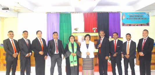 LBH GMIT Abdi Damai Resmi Hadir di Alor, Delapan Advokat Siap Dampingi Jemaat dan Masyarakat 8 Advokat LBH Abdi Damai resmi diperhadapkan dalam ibadah Minggu (9/8) di GMIT O'a Pirungdon. (Foto: doc LBH Abdi Damai/Indra Wetang).