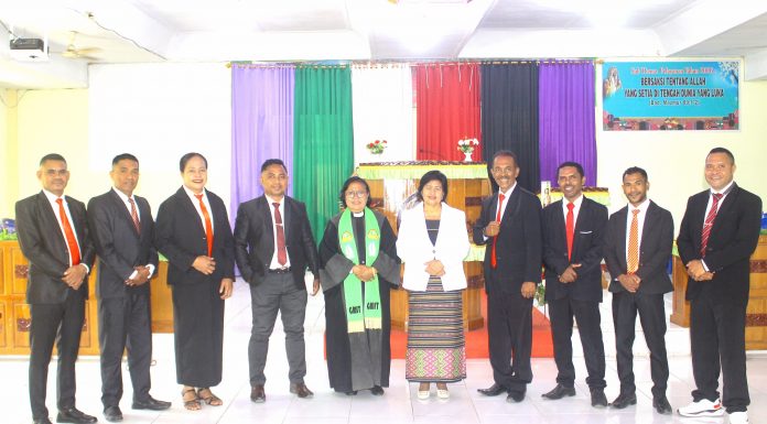 LBH GMIT Abdi Damai Resmi Hadir di Alor, Delapan Advokat Siap Dampingi Jemaat dan Masyarakat 8 Advokat LBH Abdi Damai resmi diperhadapkan dalam ibadah Minggu (9/8) di GMIT O'a Pirungdon. (Foto: doc LBH Abdi Damai/Indra Wetang).