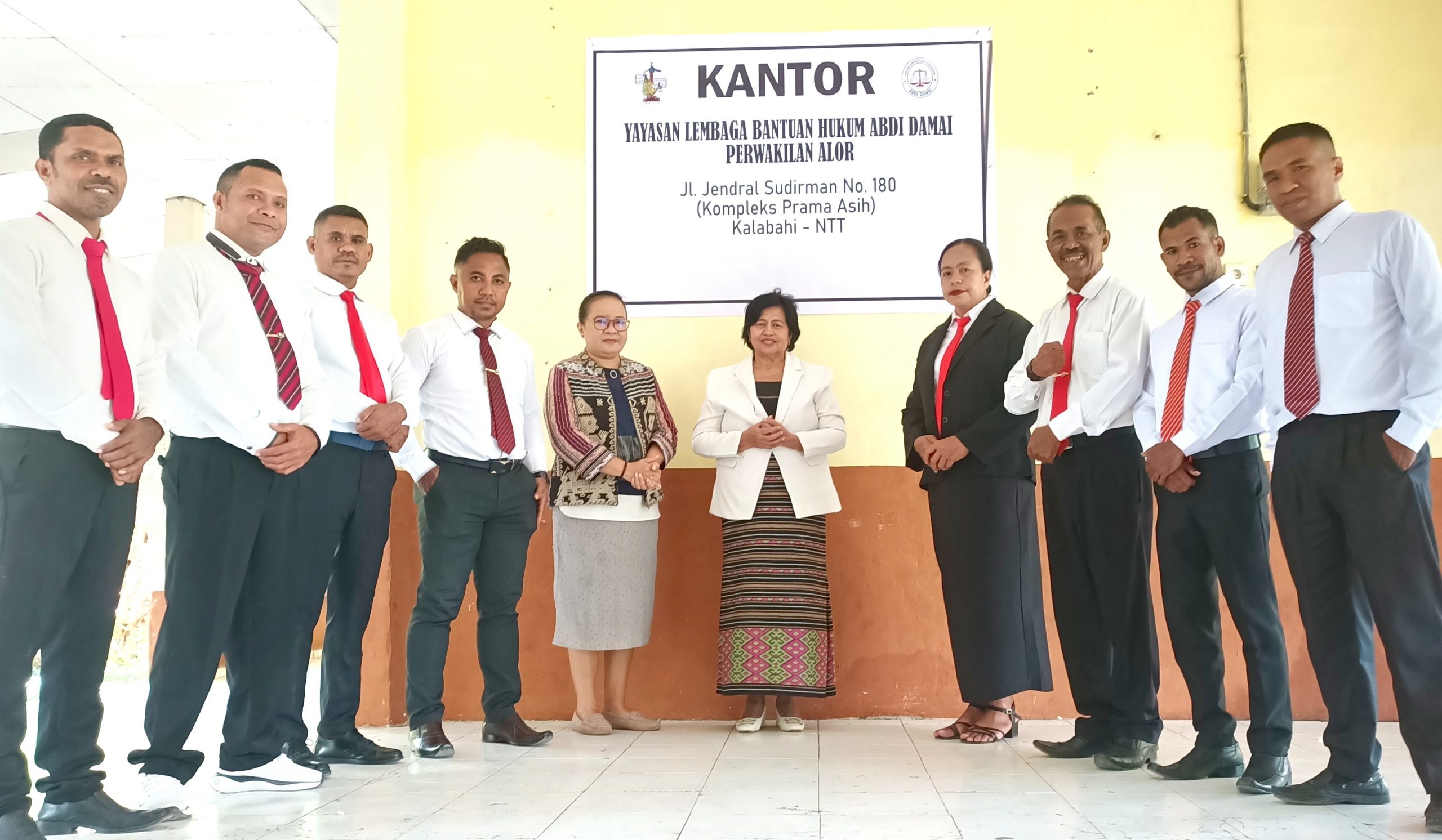 Kantor LBH Abdi Damai resmi berdiri di Jln. Jenderal Sudirman No.180 (Kompleks Prama Asih) Kalabahi, Alor, Minggu (9/8). (Foto: doc tribuanapos.net/dm). 