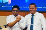 Rektor UNDIP Janjikan Beasiswa S2 Double Degree untuk Adriano Padama hingga Sheffield University Inggris Rektor Universitas Diponegoro, Prof. Dr. Suharnomo, S.E., M.Si, foto bersama Andriano Padama, Senin (10/8) di Kamous UNDIP Semarang. (Foto: Akun Facebook Suharnomo).