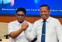 Rektor UNDIP Janjikan Beasiswa S2 Double Degree untuk Adriano Padama hingga Sheffield University Inggris Rektor Universitas Diponegoro, Prof. Dr. Suharnomo, S.E., M.Si, foto bersama Andriano Padama, Senin (10/8) di Kamous UNDIP Semarang. (Foto: Akun Facebook Suharnomo).