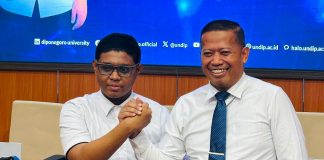Rektor UNDIP Janjikan Beasiswa S2 Double Degree untuk Adriano Padama hingga Sheffield University Inggris Rektor Universitas Diponegoro, Prof. Dr. Suharnomo, S.E., M.Si, foto bersama Andriano Padama, Senin (10/8) di Kamous UNDIP Semarang. (Foto: Akun Facebook Suharnomo).