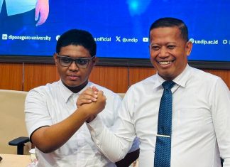 Rektor UNDIP Janjikan Beasiswa S2 Double Degree untuk Adriano Padama hingga Sheffield University Inggris Rektor Universitas Diponegoro, Prof. Dr. Suharnomo, S.E., M.Si, foto bersama Andriano Padama, Senin (10/8) di Kamous UNDIP Semarang. (Foto: Akun Facebook Suharnomo).
