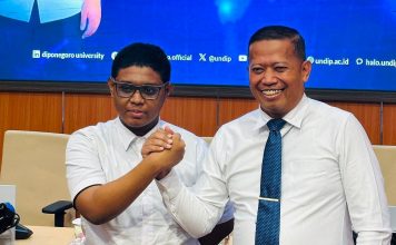 Rektor UNDIP Janjikan Beasiswa S2 Double Degree untuk Adriano Padama hingga Sheffield University Inggris Rektor Universitas Diponegoro, Prof. Dr. Suharnomo, S.E., M.Si, foto bersama Andriano Padama, Senin (10/8) di Kamous UNDIP Semarang. (Foto: Akun Facebook Suharnomo).