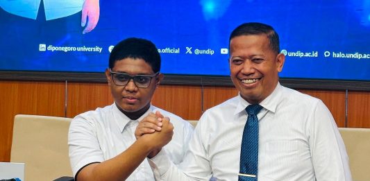 Rektor UNDIP Janjikan Beasiswa S2 Double Degree untuk Adriano Padama hingga Sheffield University Inggris Rektor Universitas Diponegoro, Prof. Dr. Suharnomo, S.E., M.Si, foto bersama Andriano Padama, Senin (10/8) di Kamous UNDIP Semarang. (Foto: Akun Facebook Suharnomo).