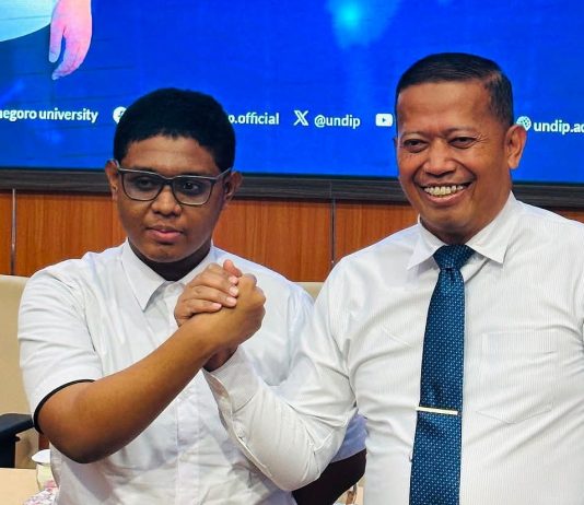 Rektor UNDIP Janjikan Beasiswa S2 Double Degree untuk Adriano Padama hingga Sheffield University Inggris Rektor Universitas Diponegoro, Prof. Dr. Suharnomo, S.E., M.Si, foto bersama Andriano Padama, Senin (10/8) di Kamous UNDIP Semarang. (Foto: Akun Facebook Suharnomo).
