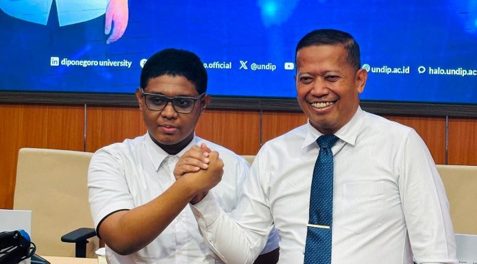Rektor UNDIP Janjikan Beasiswa S2 Double Degree untuk Adriano Padama hingga Sheffield University Inggris Rektor Universitas Diponegoro, Prof. Dr. Suharnomo, S.E., M.Si, foto bersama Andriano Padama, Senin (10/8) di Kamous UNDIP Semarang. (Foto: Akun Facebook Suharnomo).