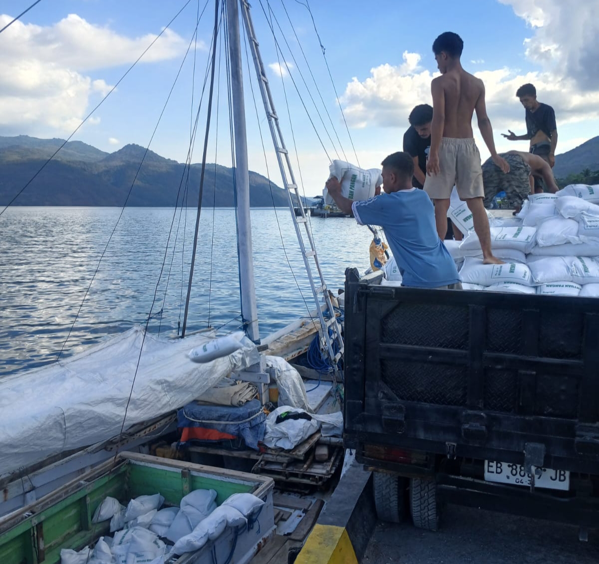 Bulog Alor distribusi bantuan pangan ke pulau Pantar menghubungkan angkutan laut. (Foto: doc Bulog Alor). 